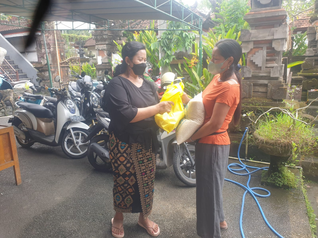 Ketua PPK Desa Bongkasa Serahkan Bantuan Paket Sembako Pada Lansia Umur 90 Tahun ke Atas yang Terdampak Covid-19